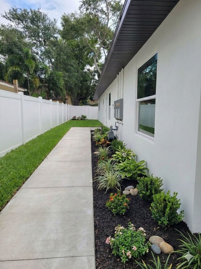 Building Photo - ? Charming 2 Bedroom, 2 Bathroom Dunedin Triplex – Prime Location! Coming Soon