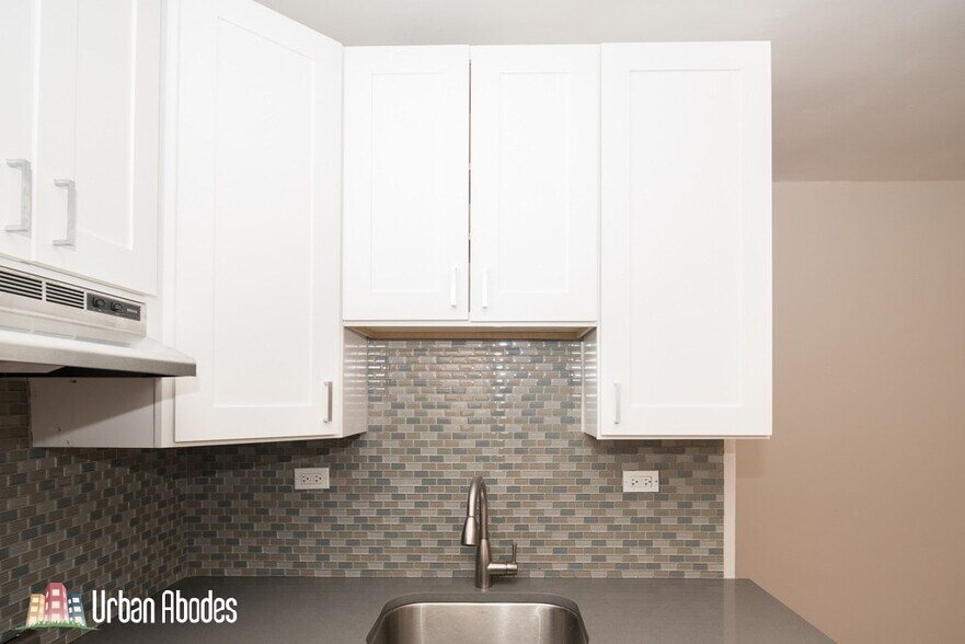 Building Photo - 535 W Belmont Ave