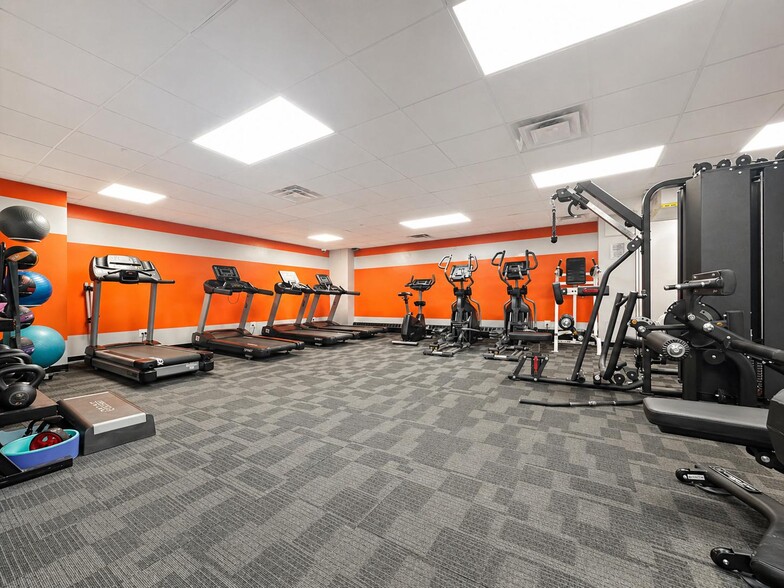 Building Photo - 323 W 96th St