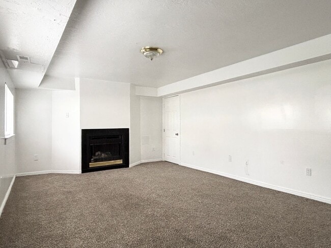 Building Photo - Bright & Spacious Rambler in Rose Park!
