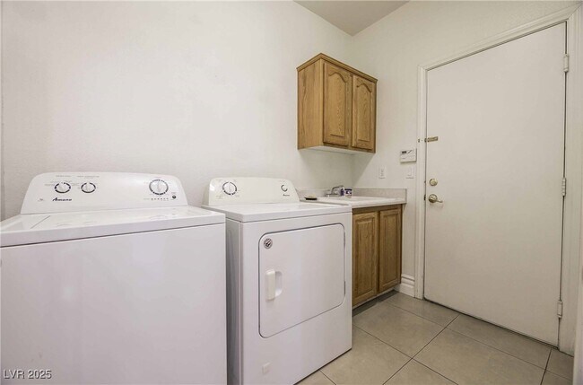 Building Photo - 212 Waterton Lakes Ave