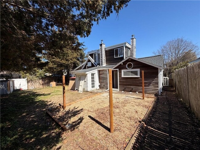 Building Photo - 112 King Phillip St