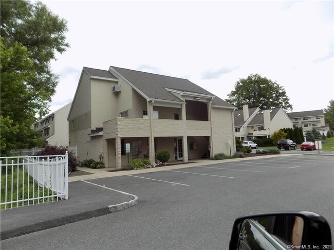 Building Photo - 112 Willow Springs