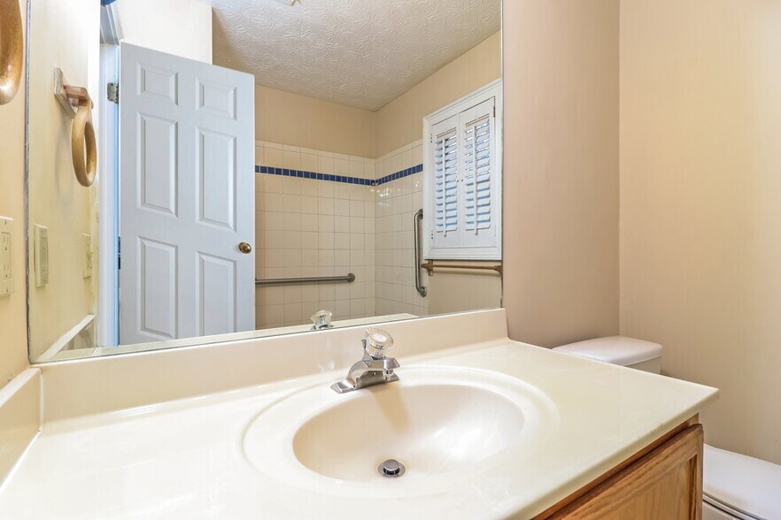 Building Photo - 641 Marble Arch Ave