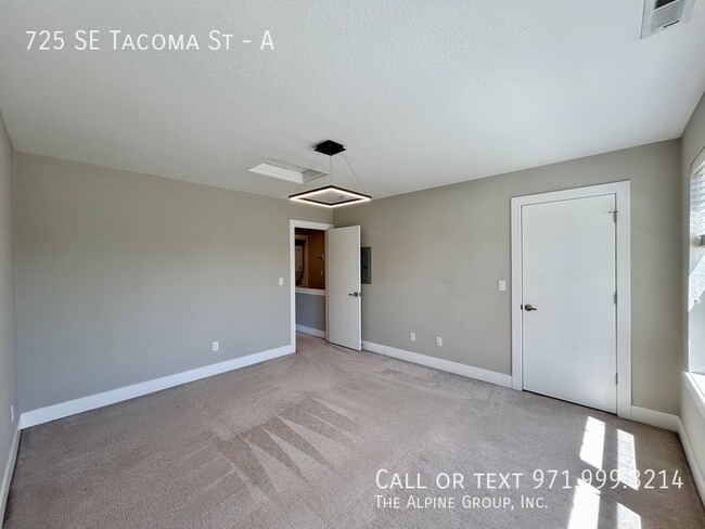 Building Photo - 725 SE Tacoma St