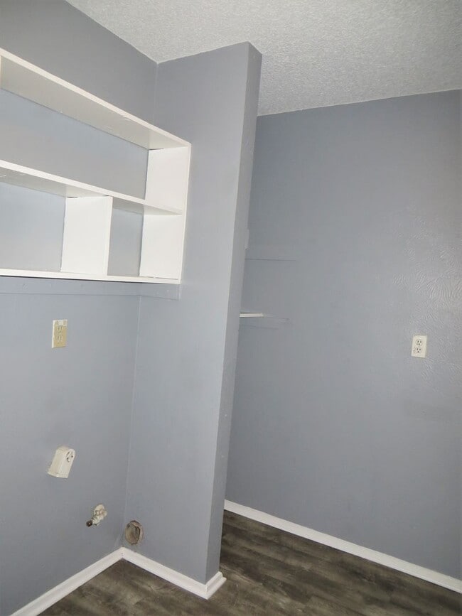 Building Photo - 663