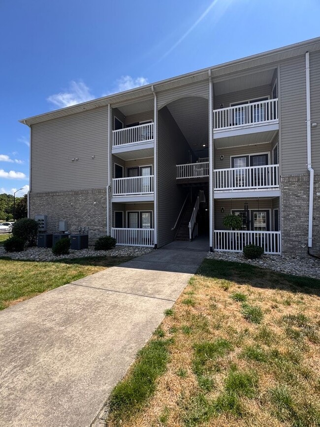 Building Photo - 2BR 2BA Condo with All Appliances Included