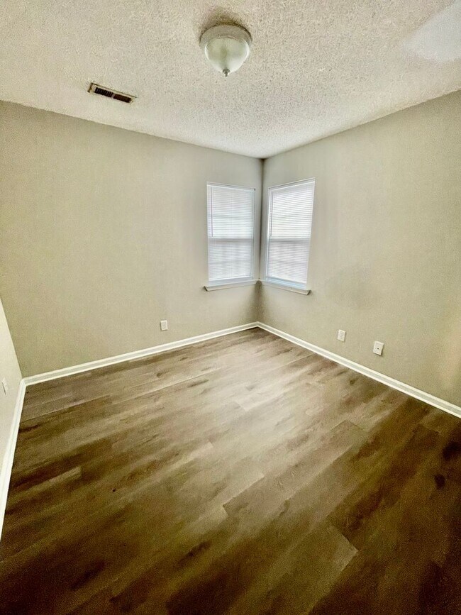 Building Photo - Welcome to this charming 3-bedroom, 2-bathroom home located in the vibrant city of Charlotte, NC.