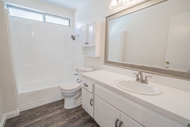 Building Photo - 3-Bedroom Single-Story Home with Private P...