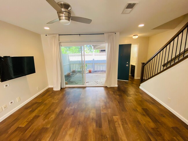 Building Photo - 1104 Roundtree Ct