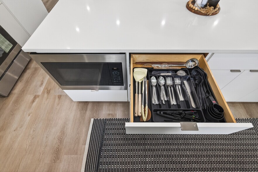 Fully stock Kitchen - 523 Schweikhardt St