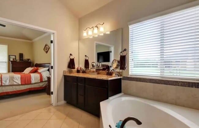 Building Photo - 323 Chisholm Trail