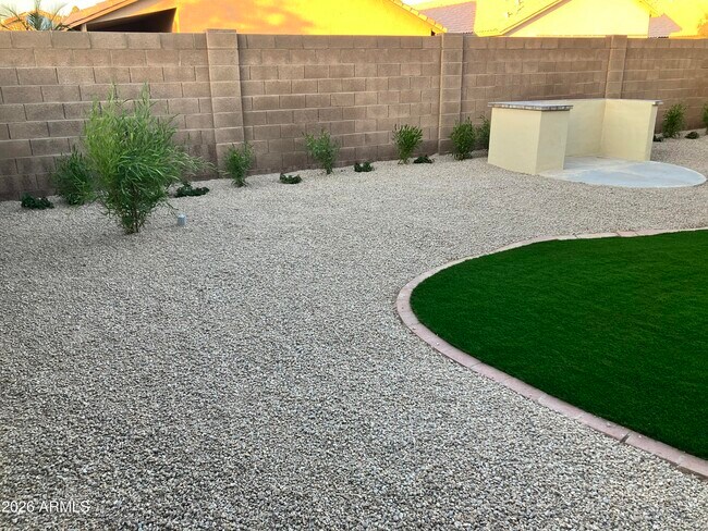 Building Photo - 2240 E Aire Libre Ave