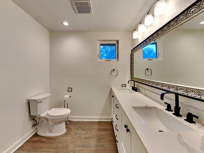 Building Photo - 8902 Redondo Dr