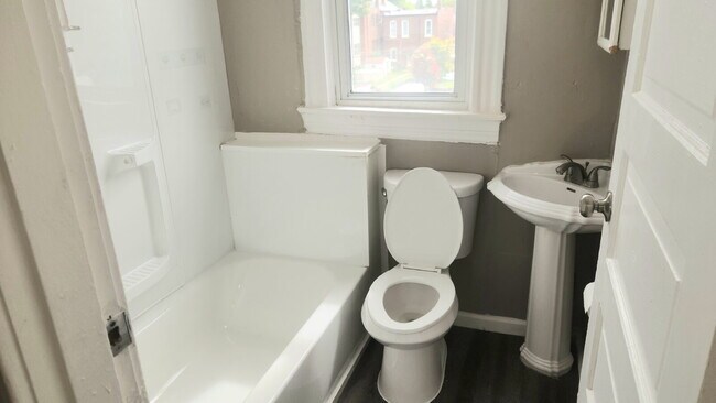 Building Photo - "Charming 3-Bedroom Retreat in the Heart o...