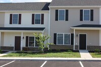 Building Photo - 3 Bedroom 2.5 bath Two Level Townhome