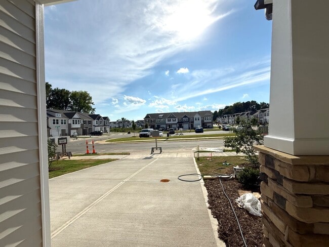Building Photo - 3 Bedroom End unit Townhome Double Driveway - Lots of Natural Light