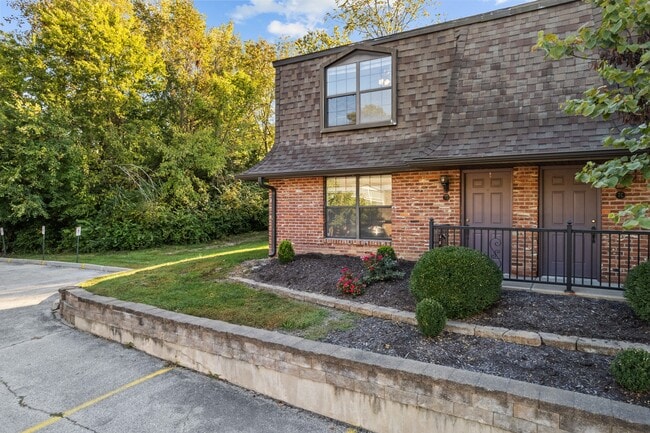 Building Photo - 2301 Primrose Dr