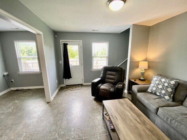 Building Photo - West AVL - Spacious Home in Scenic Bluff Subdivision