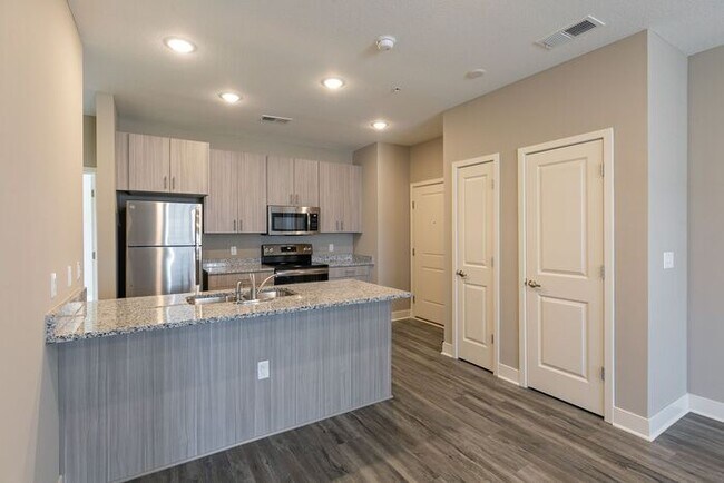 Building Photo - 2 Bedroom Luxury Apartment in the Northland of KCMO