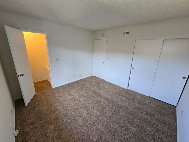 Building Photo - Spacious townhome in a well-maintained El Cajon complex