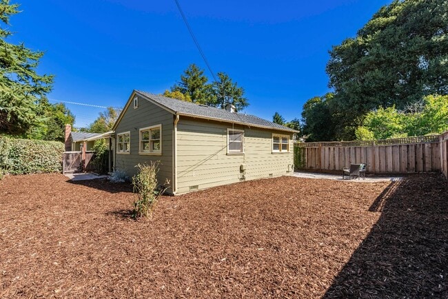 Building Photo - 1994 Menalto Ave