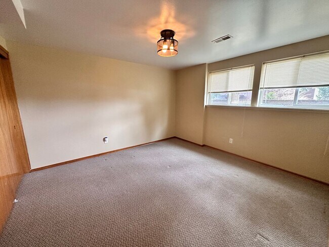 Building Photo - Tradition Kirkland Split Level with Gorgeous Views nestled in the middle of NorKirk