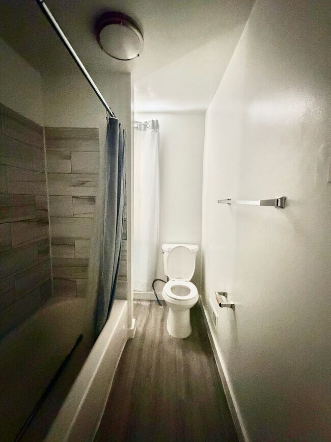 Building Photo - Spacious 3-Bedroom Home with Central A/C, In-Unit Laundry & Pet-Friendly Living