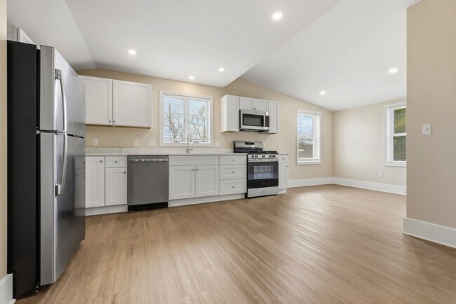 Building Photo - 142 Elliott St