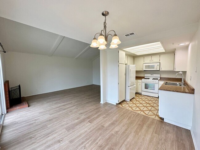 Building Photo - Oxnard Dunes | 2 Bedroom + 2 Bath Duplex -...