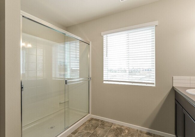 Building Photo - Modern 4-Bedroom Puyallup Home Built in 2022