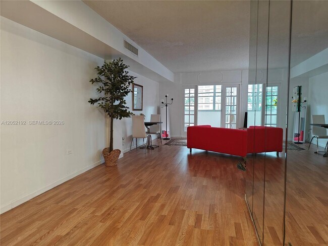 Building Photo - 825 Brickell Bay Dr