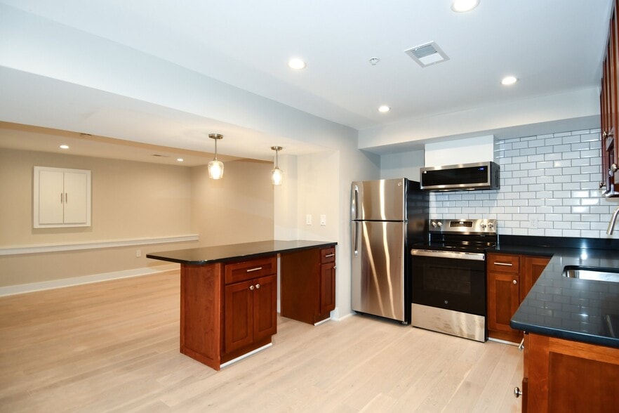 Building Photo - 901 Lawrence St NE