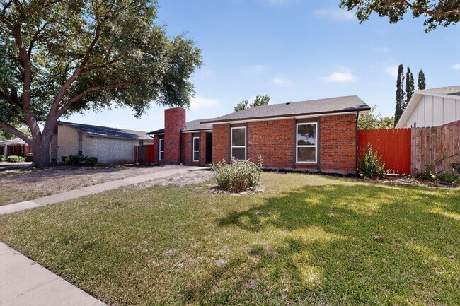 Building Photo - 243 Woodhurst Dr