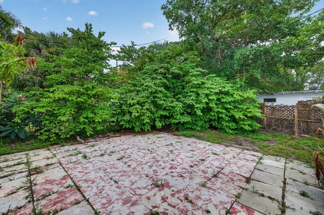 Building Photo - 841 SW 18th Ct