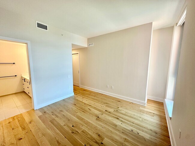Building Photo - MOVE -IN SPECIAL-FREE RENT! Luxury 2 Bedro...