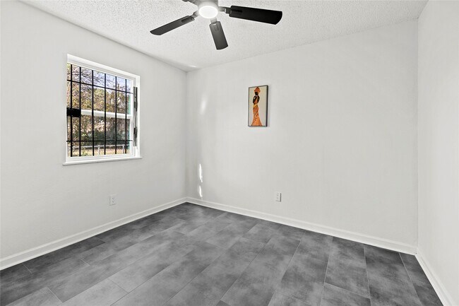 Building Photo - 10027 Valley Sun Dr