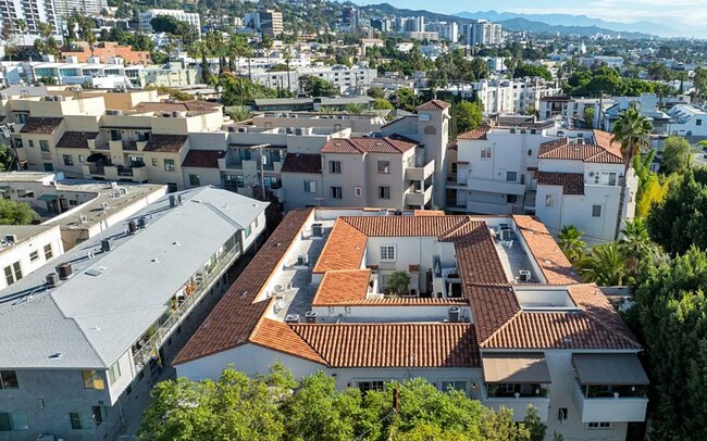 Building Photo - 851 N San Vicente Blvd