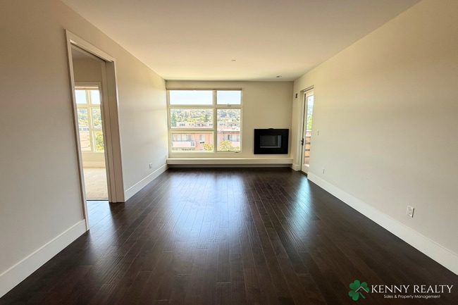 Building Photo - Spacious 2 Bedroom Condo in Prime Burlinga...