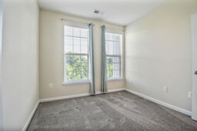 Building Photo - Spacious and Modern 2BR/2BA Condo in Norbe...