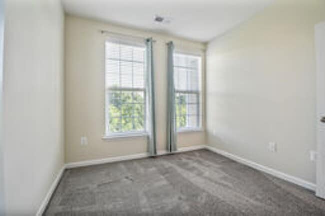 Building Photo - Spacious and Modern 2BR/2BA Condo in Norbeck Crossing
