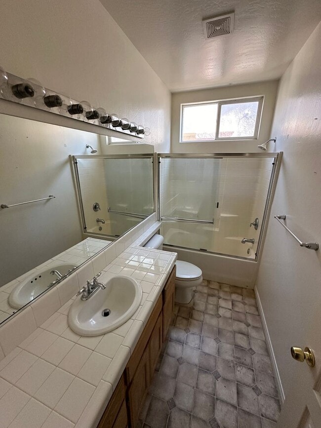 Building Photo - Spacious and inviting 4-bedroom, 2-bathroom home in a desirable Bakersfield neighborhood!