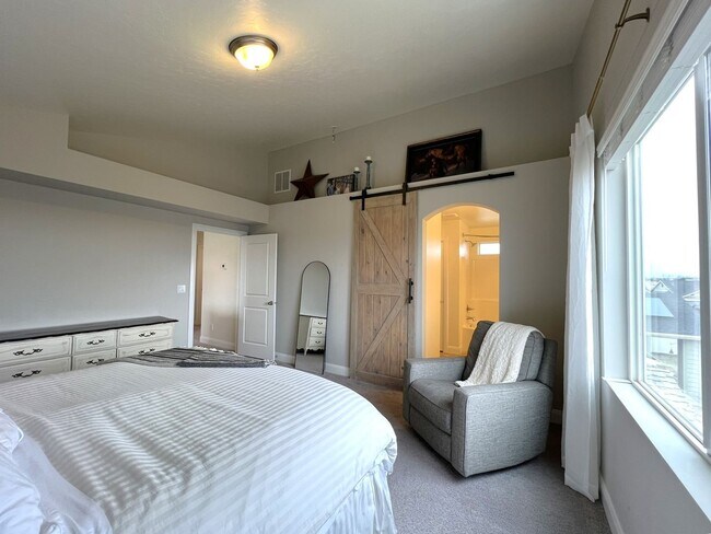 Building Photo - Welcome to this charming 3 bed 2.5 bath home just off Deer Flat and Linder Rd.