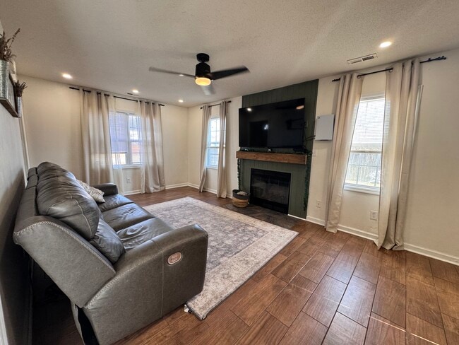 Building Photo - 101 Spain Dr