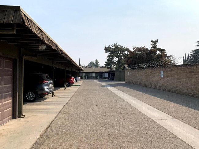 Building Photo - 3840 N Fruit Ave