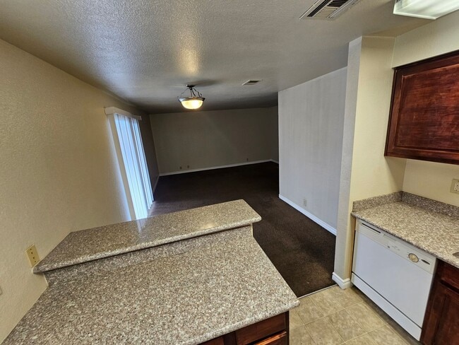 Building Photo - 2 Bedroom Condo located at Bella Vita!!