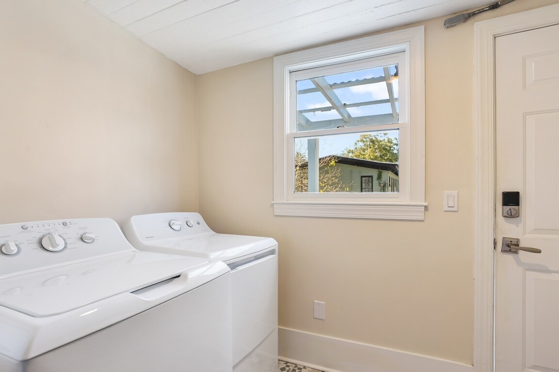 Building Photo - 303 W Park Ave