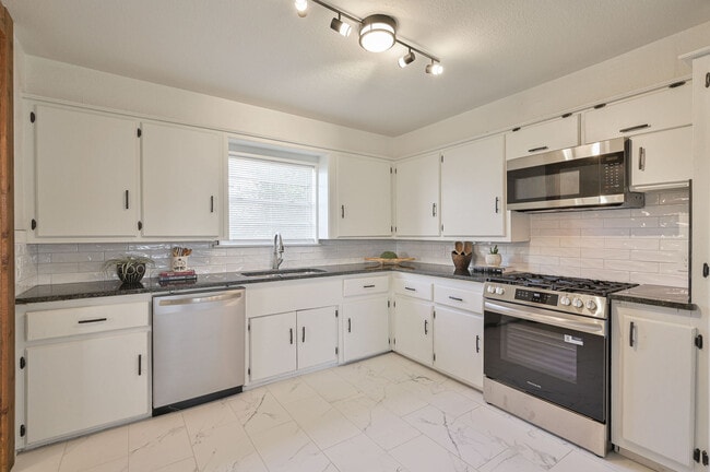 Building Photo - 4013 Mallard Dr