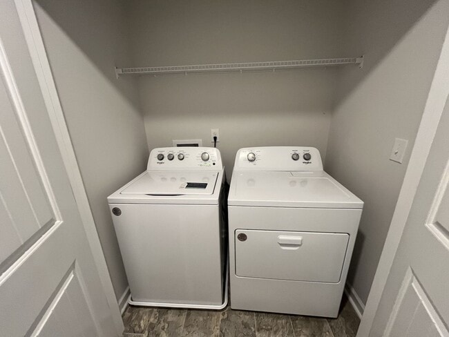 Building Photo - Townhome less than 2 miles from Downtown C...