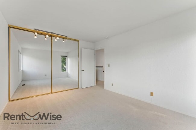 Building Photo - 6845 Thornhill Dr